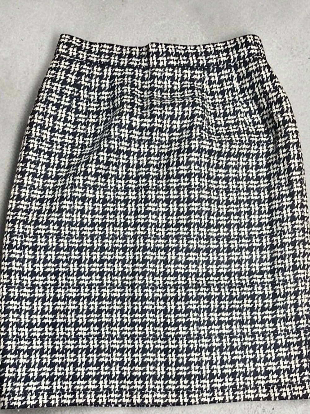 Tahari Houndstooth Pencil Skirt in Blue & White Size 10